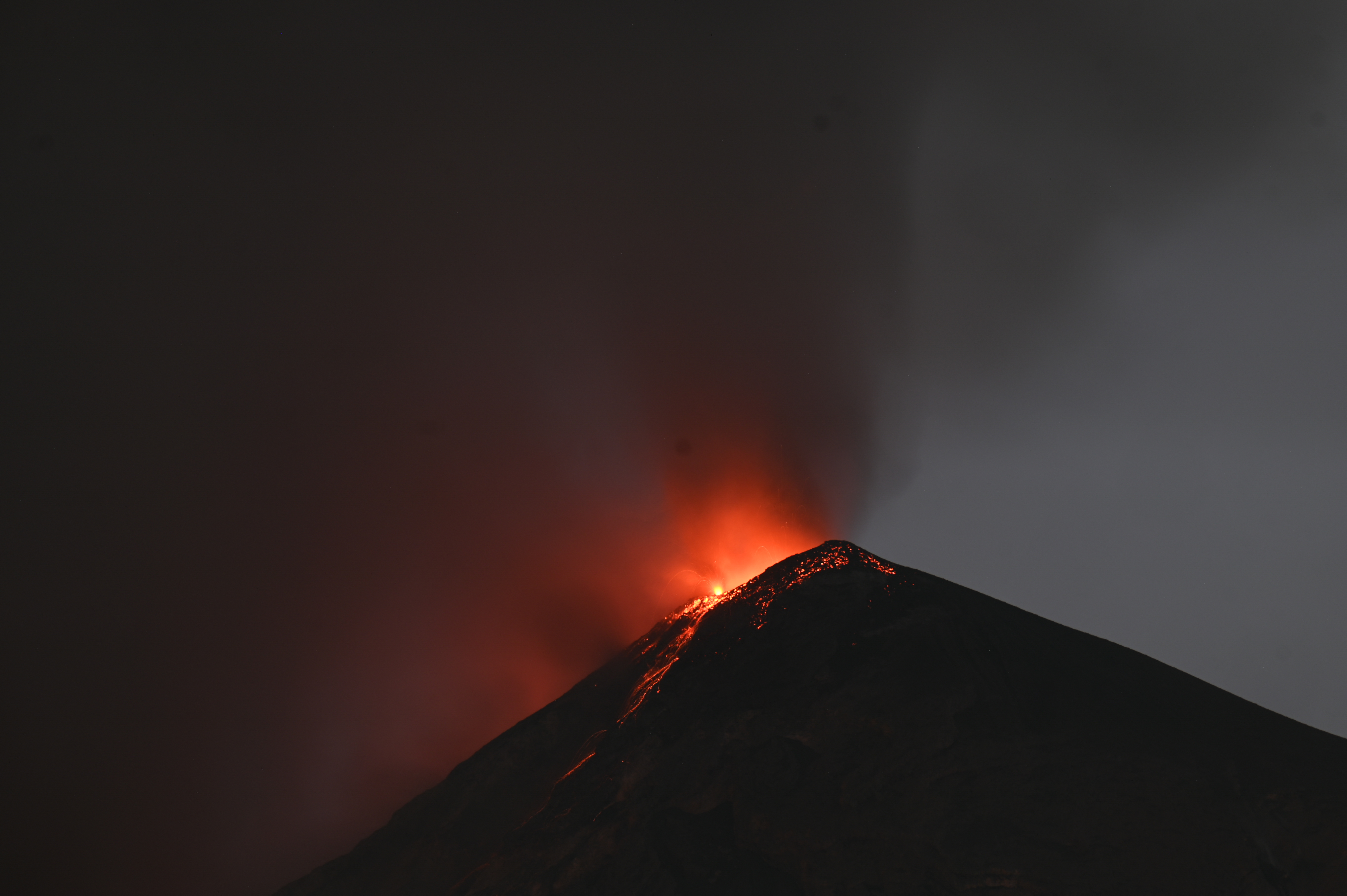 Más de mil evacuados tras erupción de volcán de Fuego en Guatemala