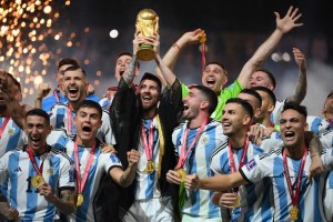 La leyenda de Argentina: campeona en el desierto con el Messi de “todos los tiempos”