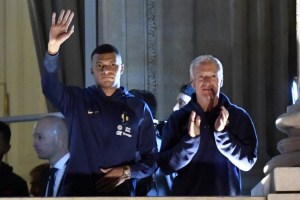 EN IMÁGENES: Miles de aficionados aclamaron a la selección francesa en la plaza de la Concordia de París