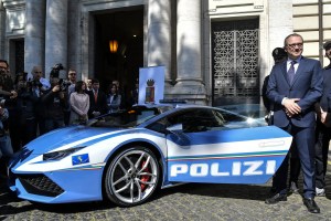 El mejor regalo de Navidad: policías atravesaron gran parte de Italia en un Lamborghini para entregar dos riñones