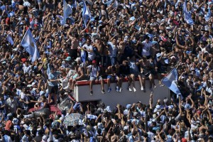 Argentina desata la fiesta con Messi y los campeones en casa (Fotos)