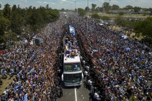 Selección argentina finalizó los festejos saludando desde helicópteros a millones de fanáticos