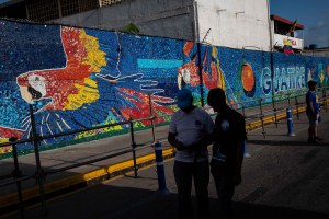 Artista venezolano, Óscar Olivares presenta el mural de tapas plásticas más grande del mundo