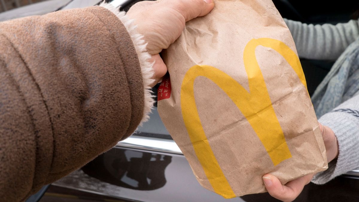Pidió una “hamburguesa sin nada” en un McDonald’s de EEUU y se quedó con los pelos de punta al verla
