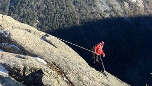 Caída mortal en EEUU: Resbaló por el borde de un precipicio mientras tomaba fotos desde lo alto de una montaña