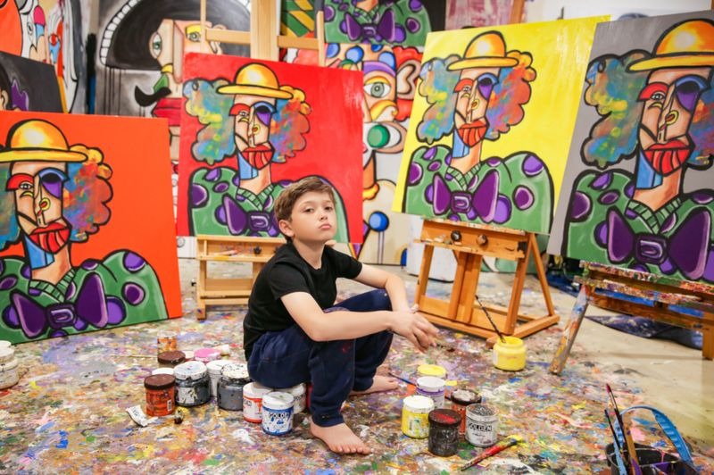 Andrés Valencia, el “pequeño Picasso” de 11 años que vende cuadros por miles de dólares en EEUU