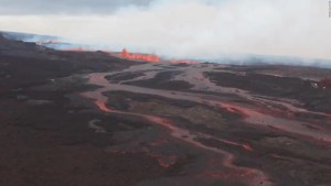 Hawái recurre a la Guardia Nacional mientras lava del volcán Mauna Loa se acerca a importante carretera