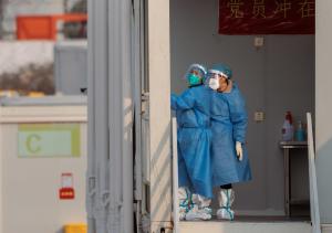 EEUU estudia restricciones a viajeros de China por aumento de casos de Covid-19