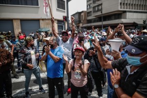 Peruanos celebran en las calles de Lima la destitución de Pedro Castillo (Videos)