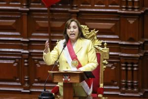 Dina Boluarte admitió que la democracia peruana es la más frágil de Latinoamérica