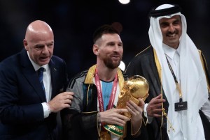 El significado de la túnica que llevaba Messi al levantar la Copa del Mundo