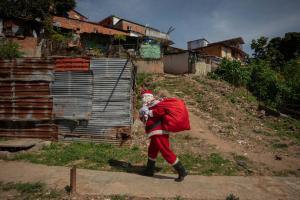 Santa Claus y “duendes periodistas” regalan juguetes a niños en Caracas
