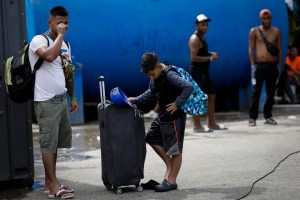 Migrantes venezolanos que deambulaban por las calles de Panamá fueron trasladados hasta la frontera con Costa Rica