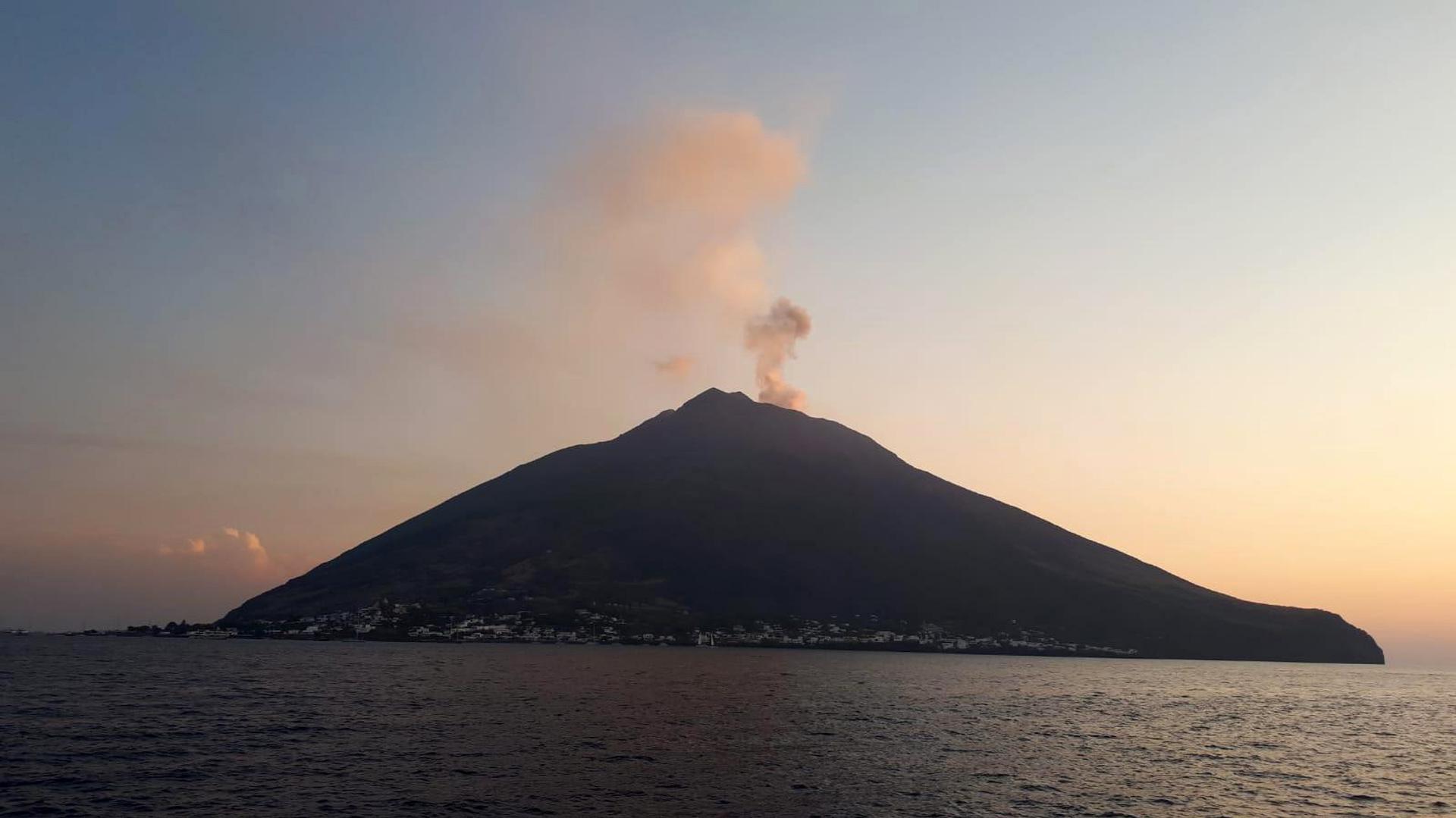 Nueva erupción del volcán en la isla italiana de Stromboli despierta temor