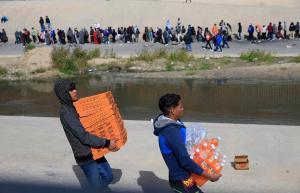 Migrantes venezolanos sobreviven con la venta de comida en la frontera México-EEUU