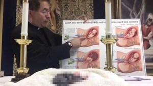Un sacerdote que puso un feto abortado en un altar es expulsado por el Vaticano