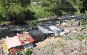 Migrantes venezolanos se instalaron de forma irregular a orillas del río mexicano de Coatán