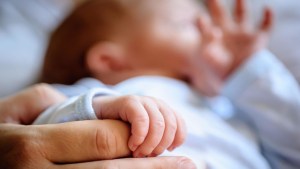 Padres prohíben el uso de sangre vacunada para salvar la vida de su bebé en Nueva Zelanda