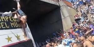 Lo que se sabe del hincha que se lanzó de un puente al autobús de Argentina (Video)