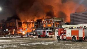 Al menos un muerto tras enorme incendio en un centro comercial al norte de Moscú
