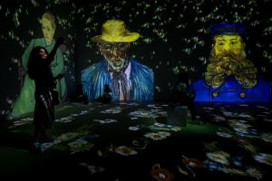 En FOTOS: Venezolanos entran a un “sueño inmersivo” junto a Van Gogh