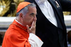 Las dos mujeres y la llamada al papa Francisco que agitan el juicio al cardenal Becciu