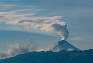 Alerta en Ecuador tras la emanación de una columna de 700 metros de vapor y gas en el volcán Cotopaxi