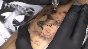 La fiebre por los tatuajes con la cara de Messi escala sin control en Rosario (FOTOS)