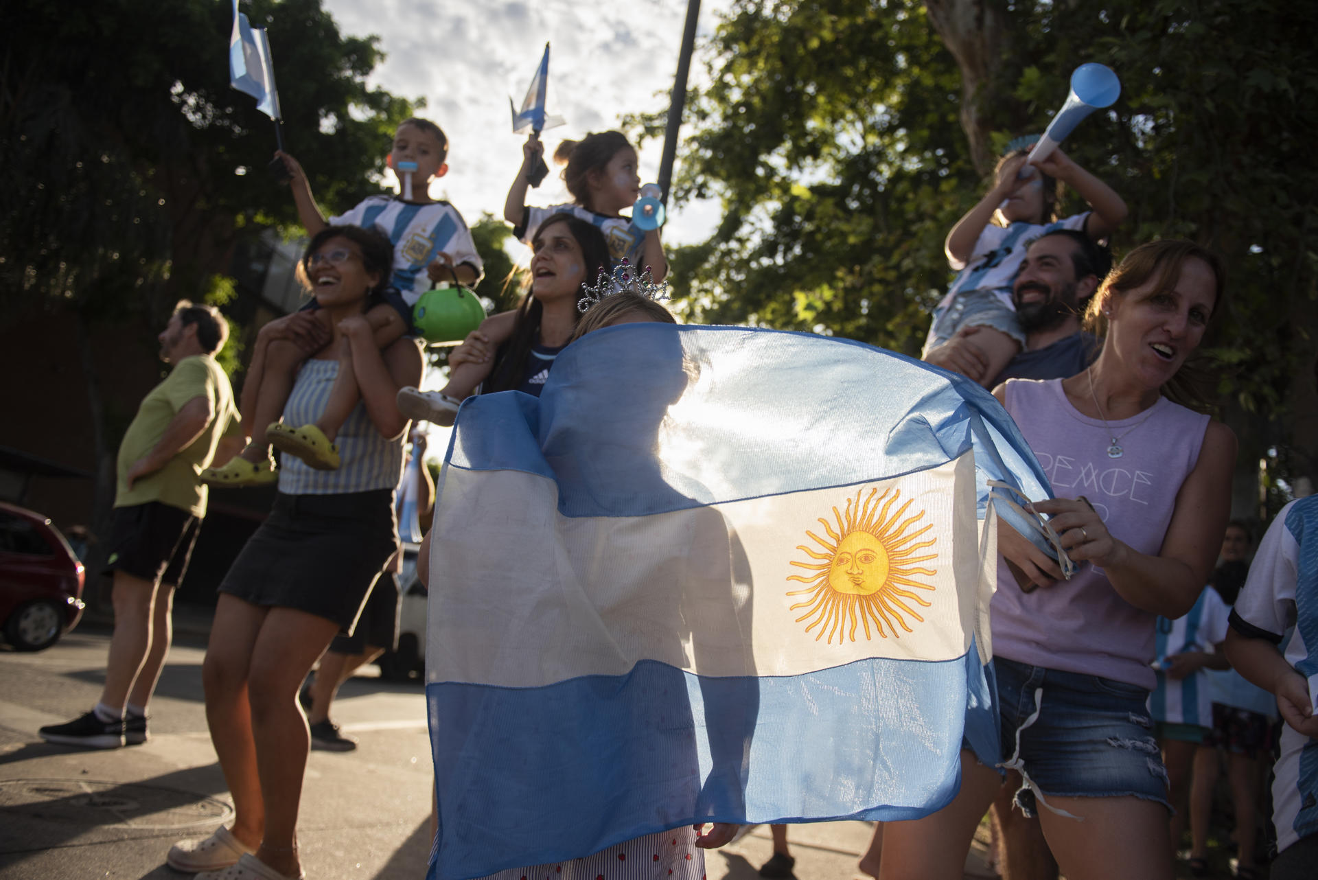 La hinchada se traslada frente al exclusivo club donde vive Messi en Rosario