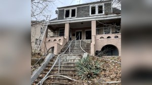 Dolor en vísperas de Navidad: Un incendio en vivienda de Nueva York dejó dos niños fallecidos