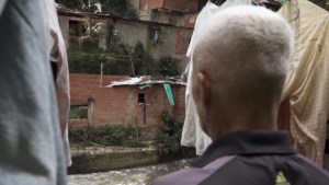 Cómo es vivir entre cloacas en Venezuela, a pocas cuadras del Palacio de Miraflores