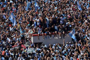 Más de cuatro millones de personas colapsan Buenos Aires: caos en la fiesta del Mundial (IMÁGENES)