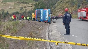 Un fallecido y siete heridos al volcarse un autobús en los Andes de Ecuador