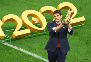 Iker Casillas fue el encargado de llevar la Copa del Mundo en el estadio de Lusail