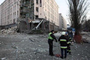 Rusia bombardea varias regiones de Ucrania; al menos un muerto en Kiev