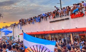Locura total en Miami Beach: Se desbordaron las calles de gente para celebrar el triunfo de Argentina (FOTOS)