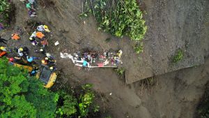 Hermanito de la niña aferrada al cadáver de su madre también falleció en tragedia de derrumbe en Colombia