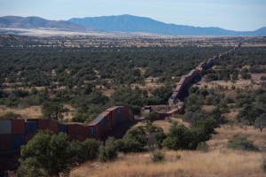 Tensión en la frontera de Arizona: La batalla contra el muro de contenedores con alambre de púas