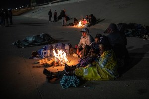 Desalojados de albergues, familias venezolanas enfrentan angustias por el duro invierno en la frontera de EEUU