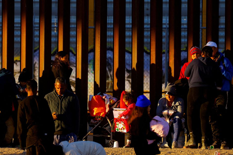 Casa Blanca criticó al gobernador de Texas por enviar migrantes a Washington en Nochebuena