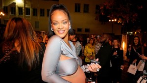 VIDEO: Rihanna presenta por primera vez a su bebé de siete meses