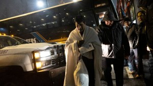 El envío de migrantes en autobuses de un estado a otro en EEUU continúa como acto político