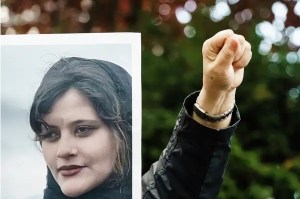 Periodista que entrevistó al padre de Amini denunció que fue condenada sin juicio en Irán