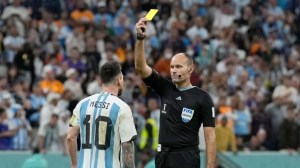 Quién es Mateu Lahoz, el árbitro que batió el récord de tarjetas en el Mundial Qatar 2022