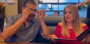 VIRAL: Fueron a un restaurante, miraron el menú y comenzaron a llorar por una inesperada razón (VIDEO)