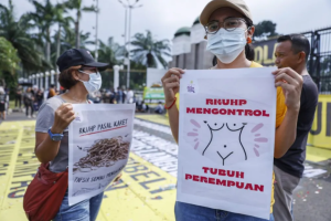 Sexo extramarital, difamación y apostasía centran la reforma penal indonesia