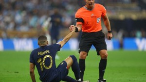 Polémica: Árbitro de la final del Mundial reveló que el VAR quiso darle un penal a Francia
