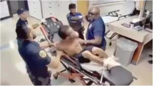 VIDEO: Bombero desató su furia y le dio una golpiza a un paciente en Miami por un gesto reprochable