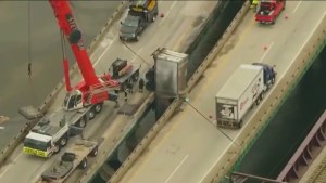 Insólito accidente en Indiana: Camión de UPS se estrella, estalla en llamas y queda colgado de un puente (VIDEO)