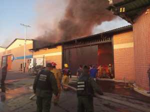 Incendio en galpones de Valencia dejaron daños y pérdidas de mercancía (video)